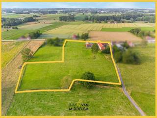 <strong>Immo Van Middelem verkoopt deze TOTAAL te renoveren hoeve op +/-1ha48a18a (14.818 m²) in het landelijke Herfelingen (PAJOTTEGEM).</strong><br /><strong>De hoeve ligt in woongebied met landelijk karakter, weg van alle drukte en met een prachtig zicht over de aanpalende velden.</strong><br /><strong>Het geheel is eveneens te koop als projectgrond, aangezien een verkaveling tot 3 mooie villagronden mogelijk is, mits het bekomen van de nodige vergunning.</strong><br /><br />De afmetingen van deze hoeve zijn de volgende:<br />- Hoofdgebouw (gelijkvloers en zolder): +/- 35m diep op +/- 7 breed;<br />- Grote schuur: +/- 12,5m diep en +/- 7m breed;<br />- Garage: +/- 6m diep en +/- 4m breed.<br /><br />EPC: 1.353 kWh/m².jaar - Label F (UC: 3889294).<br />Geen pacht van toepassing.<br />Vrij bij akte.