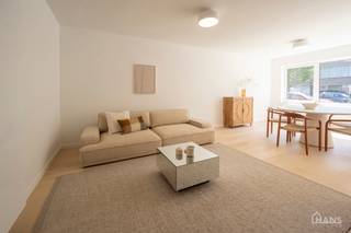 Dit instapklare gelijkvloers appartement bevindt zich op een rustige, maar uiterst centrale ligging. Het appartement werd recent gerenoveerd en beschikt over een inkomhal met vestiairekast, een apart gastentoilet, een ingerichte badkamer, een lichtrijke leefruimte en een volledig geïnstalleerde keuken. Verder zijn er twee volwaardige slaapkamers aanwezig, waarvan één directe toegang biedt tot de privatieve tuin — ideaal om in alle rust van het buitenleven te genieten.<br /><br />Dankzij de kwalitatieve afwerking, individuele nutsvoorzieningen en gunstige EPC-score vormt dit appartement zowel voor eigen bewoning als investering een uitstekende opportuniteit.<br /><br />Er bestaat bovendien de mogelijkheid om een garagebox aan te kopen aan € 25.000. De aankoop hiervan is volledig vrijblijvend en niet verplicht.<br /><br />De gemeenschappelijke kosten zijn momenteel nog niet definitief vastgelegd, maar zullen naar verwachting beperkt blijven tot enkel de kosten van de minuterie (verlichting gemeenschappelijke hal) en de blokpolis. Deze worden voorlopig geraamd op ongeveer € 20 per maand.<br /><br />Extra troeven:<br /><br />Recent gerenoveerd appartement;<br />Privatieve tuin;<br />Mogelijkheid tot aankoop garagebox;<br />Lage vermoedelijke gemeenschappelijke kosten;<br />Individuele nutsvoorzieningen;<br />Gunstig EPC;<br />Rustige en centrale ligging.<br /><br />De beschikbare documenten kan u terugvinden via de downloads op onze website.<br />Voor meer informatie kan u terecht op www.hansvastgoed.com of contact opnemen via info@hansvastgoed.com of +32 3 366 05 30.