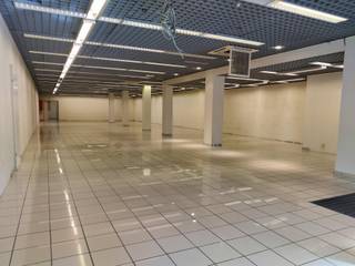 Dit handelspand met een oppervlakte van ca. 376 m² is gelegen in de Statiestraat in het hartje van Mol. Het pand beschikt over 2 grote vitrines waardoor je geniet van veel visibiliteit.<br /><br />Het handelspand kan opgedeeld worden in een winkel of kantoor met magazijn. Achteraan de commerciële ruimte is er toegang naar het magazijn, dat kan dienen als opbergruimte. Verder is er een keuken, technische ruimte en toilet. De keuken kan perfect ingericht worden als eetruimte voor het personeel.<br /><br />Het pand leent zich voor een commerciële bestemming zoals een kledingwinkel, voedingswinkel en andere diverse doeleinden.<br /><br />Huur: € 3.300 / maand | onmiddellijk beschikbaar<br />*POP-UP ook mogelijk