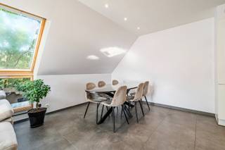Ontdek dit stijlvol en verzorgd appartement waar ruimte, licht en wooncomfort centraal staan. Dankzij de grote raampartijen en dakramen geniet de ruime leefruimte van een aangename natuurlijke lichtinval. De open indeling biedt voldoende plaats voor een gezellige zithoek en een volwaardige eethoek, met aansluitend de praktische, volledig ingerichte keuken.<br /><br />Het appartement beschikt over twee slaapkamers, waarvan één momenteel is ingericht als een dressing / logeerkamer. De ruime badkamer is voorzien van zowel een ligbad als een afzonderlijke douche, toilet en lavabomeubel. Daarnaast is er een aparte berging met aansluitingen voor wasmachine en droogkast.<br /><br />Een extra troef is de ruime zolder, die heel wat bijkomende opbergmogelijkheden biedt. Vanuit de leefruimte heeft u toegang tot het aangename terras, waar u in alle rust kunt genieten van het open uitzicht en de groene omgeving. Ook aan parkeergemak werd gedacht: bij het appartement hoort een carport met extra bergruimte. De carport wordt verplicht mee aangekocht voor 6.000,00 euro, wat de totale aankoopprijs van het appartement, inclusief carport, op 365.000,00 euro brengt.<br /><br />Dankzij EPC-label A is dit bovendien een bijzonder energiezuinige woonst. De verzorgde afwerking, mooie lichtinval en praktische indeling maken dit appartement ideaal voor wie op zoek is naar comfortabel en instapklaar wonen. Appartement is voorzien van vloerverwarming met extra koelfunctie. <br /><br />Bezoekmoment vindt plaats op maandag 19 oktober'26 van 16u00 tot 18u00, mits het maken van een afspraak via 09 395 05 40 of verkoop@concept-home.be