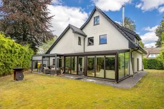 <p><span>Eigentijdse villa met vijf slaapkamers, EPC B en een afwerking die klaar is voor de toekomst</span></p><p><span>In een rustige en groene woonomgeving in Kapellen, aan de </span><span>Leeuweriklaan 12</span><span>, staat deze stijlvolle vrijstaande villa op een perceel van </span><span>674 m²</span><span>. Een woning die meteen overtuigt door haar uitstraling, haar doordachte renovaties en vooral door de ruimte die ze te bieden heeft. Met een bewoonbare oppervlakte van maar liefst </span><span>313 m²</span><span> is dit een thuis waar een gezin moeiteloos kan groeien, leven en genieten.</span></p><p><span>In 2015 werd de villa volledig met de hoogste zorg gerenoveerd én energetisch geoptimaliseerd. Dankzij onder meer </span><span>driedubbele beglazing</span><span>, een </span><span>geïsoleerde en met crepi afgewerkte gevel</span><span> en een </span><span>EPC-score B (106 kWh/m²)</span><span> combineert deze woning hedendaags wooncomfort met een lager energieverbruik. Hier koop je niet alleen vierkante meters, maar ook gemoedsrust voor de toekomst.</span></p><p><span>De ligging is minstens even aantrekkelijk. </span><span>Midden in de residentiële wijk De Sterre</span><span> is de Leeuweriklaan is een rustige straat waar wonen nog écht wonen is: weinig verkeer, veel groen en alle voorzieningen van Kapellen binnen handbereik. Scholen, winkels, openbaar vervoer en belangrijke invalswegen bevinden zich op korte afstand, terwijl je thuis geniet van rust en privacy.</span></p><p><span>Vijf slaapkamers, twee badkamers, een kelder, garage, carport, een overdekt terras en een prachtig aangelegde oprit met automatische schuifpoort maken van deze villa een woning die zich moeiteloos aanpast aan elke levensfase.</span></p><p><span> </span></p><p><span>Buitenomgeving</span></p><p><span>Aankomen in stijl, genieten in alle rust</span></p><p><span>Vanaf het moment dat de automatische schuifpoort opent, voel je dat deze woning met aandacht werd ontworpen. De verzorgde oprit biedt ruim plaats aan meerdere wagens en leidt naar zowel de garage als de carport.</span></p><p><span>Achteraan vormt het overdekte terras het verlengstuk van de leefruimte. Een plek waar lange zomeravonden vanzelfsprekend worden en waar je, ongeacht het seizoen, comfortabel buiten kunt genieten. De onderhoudsvriendelijke tuin biedt voldoende ruimte voor kinderen, huisdieren of gewoon om in alle rust tot jezelf te komen.</span></p><p><span> </span></p><p><span>Leefruimte</span></p><p><span>Licht, ruimte en een natuurlijke flow</span></p><p><span>Binnen valt meteen de royale leefruimte op, waar grote raampartijen zorgen voor een overvloed aan natuurlijk licht. De verschillende leefzones lopen harmonieus in elkaar over en creëren een aangename sfeer voor zowel gezellige gezinsmomenten als het ontvangen van gasten.</span></p><p><span>Dankzij de doordachte indeling voelt elke ruimte open, praktisch en comfortabel aan. Hier ervaar je dagelijks het gevoel van ruimte zonder in te boeten aan gezelligheid.</span></p><p><span> </span></p><p><span> </span></p><p><span>Verdieping</span></p><p><span>Plaats genoeg voor het hele gezin</span></p><p><span>De eerste verdieping biedt maar liefst </span><span>drie volwaardige slaapkamers</span><span>, waardoor elk gezinslid over een eigen plek beschikt. Ook een thuisbureau, hobbykamer of dressing behoren moeiteloos tot de mogelijkheden.</span></p><p><span>Met </span><span>twee volledig uitgeruste badkamers</span><span> verloopt ook de ochtendspits een stuk aangenamer. Comfort, functionaliteit en privacy gaan hier hand in hand.</span></p><p><span>Op de tweede verdieping zijn er nog 2 afgewerkte slaapkamers.</span></p><p><span> </span></p><p><span>Extra troeven</span></p><p><span>Sommige woningen onderscheiden zich door hun afwerking, andere door hun ruimte. Deze villa combineert beide.</span></p><ul><li><span>Vrijstaande villa op </span><span>675 m²</span><span> eigen grond.</span></li><li><span>313 m²</span><span> bewoonbare oppervlakte.</span></li><li><span>EPC B – 106 kWh/m²</span><span>.</span></li><li><span>Driedubbele beglazing.</span></li><li><span>Geïsoleerde gevel met crepi-afwerking.</span></li><li><span>Vijf slaapkamers.</span></li><li><span>Twee badkamers.</span></li><li><span>Garage én carport.</span></li><li><span>Overdekt terras.</span></li><li><span>Automatische schuifpoort en verzorgde oprit.</span></li></ul><p><span>Een instapklare gezinsvilla waar comfort, energiezuinigheid en ruimte perfect samenkomen. Een woning die vandaag alles biedt wat je verwacht, én klaar is voor morgen.</span></p><p><span> </span></p>