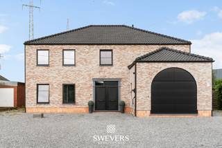 Voor meer info en foto’s, surf naar www.swevers.be – In de Tervantstraat 29 in Paal vindt u deze recente open bebouwing uit 2022, volledig instapklaar en afgewerkt met oog voor comfort, ruimte en energiezuinig wonen. Met een bewoonbare oppervlakte van 314,40 m² op een perceel van 680 m² is dit een ideale gezinswoning. De woning verwelkomt u via een ruime inkomhal en biedt op het gelijkvloers een lichtrijke leefruimte met woonkamer en eetkamer, aansluitend op een open keuken met ruim kookeiland. Daarnaast zijn er een afzonderlijk bureau, een speelkamer of logeerkamer, gastentoilet en een praktische garage met rechtstreekse toegang tot de woning. Op de verdieping bevinden zich drie slaapkamers, waaronder een royale master bedroom met mogelijkheid tot creëren van een inloopdressing. De badkamer, afzonderlijke wasplaats en extra kamers zorgen voor een comfortabele en praktische gezinsindeling. De zolderverdieping van ongeveer 70 m², bereikbaar via een vaste trap, biedt bovendien heel wat mogelijkheden als berging, hobbyruimte of extra woonruimte. Ook buiten is er volop plaats voor ontspanning, spelende kinderen of gezellige momenten op het terras. Dankzij de open bebouwing geniet u van extra privacy en een ruimtelijk gevoel. Met EPC-label A, zonnepanelen, een laadpaal, camerabewaking en ventilatiesysteem D is deze woning helemaal klaar voor de toekomst. Scholen, winkels, horeca, ontspanning, openbaar vervoer en de snelweg bevinden zich allemaal op korte afstand. Voor meer informatie, bel 011 255 155. Bron bewoonbare oppervlakte: EPC – verslag.