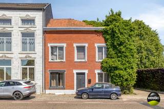Interessant vastgoedcomplex bestaande uit twee appartementen, gelegen aan de Maastrichtersteenweg 244-246 te Tongeren.<br /><br />Dankzij de uitstekende ligging langs de gewestweg N79 tussen Riemst en Tongeren, en op korte afstand van de autosnelweg, geniet deze eigendom van een vlotte en comfortabele bereikbaarheid.<br />Winkels, scholen en andere dagelijkse voorzieningen bevinden zich op slechts enkele minuten rijden.<br /><br />Bovendien wordt de voorgelegen gewestweg binnenkort volledig heringericht met bijkomende groenvoorzieningen, wat niet alleen de woonomgeving aanzienlijk zal verfraaien, maar ook de uitstraling en aantrekkelijkheid van de locatie verder zal versterken.<br /><br />Het geheel bevindt zich op een perceel van 1a 21ca en omvat twee appartementen met elk een bewoonbare oppervlakte van circa 90 m².<br />Beide wooneenheden beschikken over een eigen, afzonderlijke inkom, wat de privacy en het wooncomfort ten goede komt.<br /><br />De appartementen zijn praktisch ingedeeld en bestaan elk uit een inkomhal, een ingerichte keuken, een aangename leefruimte, een badkamer en twee volwaardige slaapkamers.<br /><br />Verder beschikt het gebouw over een gemeenschappelijke bergkelder van maar liefst 45 m².<br />Parkeren is mogelijk zowel vooraan als naast het gebouw. De verwarming gebeurt via een stookolie-installatie.<br /><br />Een extra troef is de naastgelegen landbouwweg, die toegang biedt tot de achterliggende weiden en uitgestrekte velden. Een ideale omgeving voor wie houdt van rust, natuur en ontspannende wandelingen in het groen.<br /><br />Voor meer info of een bezoek ter plaatse, contacteer ons op 0473 79 29 30 of mail naar luc@vestio.com <br /><br /><br /><br /><br /><br /><br />