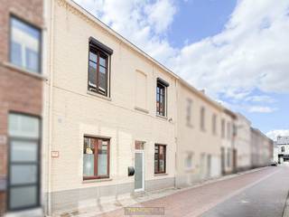 <strong>INSTAPKLARE WONING </strong>met drie slaapkamers, multifunctionele berging<strong> </strong>en stadsterras in het charmante Eine (Oudenaarde). Deze <strong>EIGENTIJDSE WONING</strong> combineert verrassend veel ruimte met modern wooncomfort en is volledig klaar om <strong>ZONDER ZORGEN</strong> betrokken te worden. Gelegen in een rustige straat, <strong>VLAKBIJ SCHOLEN, WINKELS EN OPENBAAR VERVOER</strong>, met een <strong>UITSTEKENDE VERBINDING</strong> naar het <strong>CENTRUM VAN OUDENAARDE</strong> en de <strong>N60 RICHTING GENT OF RONSE</strong>.<br /><br />De lichtrijke leefruimte sluit mooi aan op de <strong>VOLLEDIG UITGERUSTE KEUKEN</strong>, terwijl de <strong>RUIME BERGING</strong> niet alleen dienst doet als wasplaats, maar ook perfect inzetbaar is als <strong>STOCKAGE </strong>of <strong>BUREAU</strong>. Boven bevinden zich <strong>DRIE VOLWAARDIGE SLAAPKAMERS </strong>en bureau. De badkamer is <strong>STIJLVOL VERNIEUWD</strong> en voorzien van alle hedendaags comfort. Buiten wacht een <strong>ONDERHOUDSVRIENDELIJKE STADKOER MET ZONNIG TERRAS</strong>, ideaal om tot rust te komen. <br /><br /><em>Opmerking: De woning is geschikt voor maximum 2 à 3 personen! Omdat je financieel comfortabel zou kunnen huren wordt de volgende basisregel gehanteerd: € 900* 3 = € 2700</em><br /><br /><strong>Adres: </strong>Sint-Elooistraat 17 te Oudenaarde<br />Huurprijs: € 900,00/ maand<br />Onmiddellijk beschikbaar<br />EPC: 264 kWh/m²- UC: 3688184