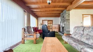 <p>Bent u op zoek naar een rustig gelegen woning met veel ruimte, privacy en potentieel? Dan is deze gelijkvloerse woning op een mooi hoekperceel van meer dan 17 are, gelegen tussen Zolder en Lillo en op korte afstand van het station, zeker een bezoek waard. Dankzij de gunstige ligging combineert u hier een vlotte bereikbaarheid met een aangename, rustige woonomgeving.<br /><br />Bij het betreden van de woning komt u terecht in de inkomhal, die een centrale toegang biedt tot de verschillende ruimtes. Aan de linkerzijde bevinden zich twee volwaardige slaapkamers en de badkamer. In de inkomhal is bovendien een gastentoilet voorzien, wat zorgt voor extra comfort. <br /><br />Vanuit de hal bereikt u eveneens de keuken, die praktisch is ingericht en voorzien van een elektrisch vuur, dampkap, twee microgolfovens, een ingebouwde koelkast en een spoelbak. De keuken geniet van een aangenaam zicht op de achterliggende tuin en vormt zo een fijne plek om te koken en te vertoeven.<br /><br />Aansluitend aan de keuken bevindt zich de ruime leef- en eetruimte, waar de open haard zorgt voor een warme en gezellige sfeer, ideaal voor knusse avonden met familie of vrienden. Achter de keuken vindt u de garage, die ook perfect kan dienen als wasruimte of extra bergruimte. Vanuit deze ruimte heeft u toegang tot de veranda, waar u in alle rust kan genieten van het uitzicht op de tuin en de omliggende groenomgeving.<br /><br />De woning is deels onderkelderd en beschikt daarnaast over een kruipkelder, wat extra opslagmogelijkheden biedt. Het ruime perceel zorgt ervoor dat u rondom de woning voldoende buitenruimte heeft, ideaal voor tuinliefhebbers of wie graag geniet van rust en privacy.<br /><br />Pluspunten:<br />- 2 slaapkamers<br />- Groot perceel van meer dan 17 are<br />- Rustige ligging op een hoek<br />- Gelijkvloerse woning<br />- Deels onderkelderd met kruipkelder<br />- Veranda met zicht op de tuin<br />- Ruime living met open haard<br />- Rolluiken aanwezig<br />- Dichtbij het station<br />- Gunstige ligging tussen Zolder en Lillo<br /><br />Voor een bezichtiging ter plaatse of meer info, bel ons op 078/78.78.70, of kom gewoon binnen op ons kantoor, steeds welkom!</p>