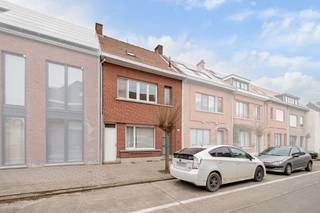 Ben je op zoek naar een woning met veel potentieel in het rustige en gezellige Burcht? Deze charmante woning met 4 slaapkamers biedt een...
