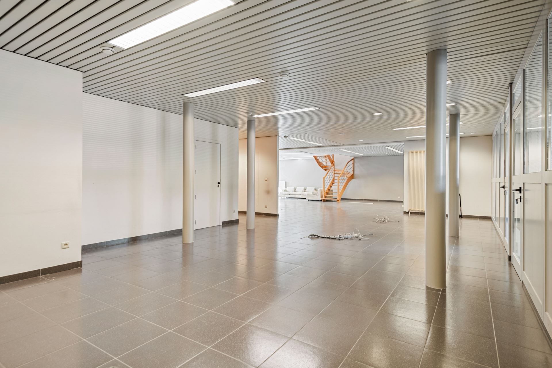 Kantoorgebouw + 6 staanplaatsen - foto 4