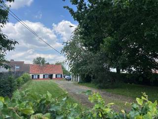 Te renoveren hoeve op een prachtig perceel van 2.340 m², gelegen in het landelijke Korteboeken te Zomergem. De rustige ligging in een groene omgeving combineert landelijke rust met een vlotte bereikbaarheid richting Gent en Eeklo. <br /><br />De hoeve heeft nood aan een grondige renovatie, wat tegelijk de ideale gelegenheid is om je eigen woonproject te realiseren, volledig naar eigen smaak en behoeften. De ruime tuin en het royale perceel biedt veel potentieel.<br /><br />Met een EPC-score F is de renovatieverplichting van toepassing. Deze eigendom is uitermate geschikt voor wie een woning zoekt met een uniek uitzicht. <br /><br />De bouwvoorschriften zijn beschikbaar op kantoor. Herbouw op dezelfde plaats is mogelijk, het is ook mogelijk om de woning vrijstaand en meer naar de voorzijde op te trekken. <br /><br />Wenst u meer informatie of een afspraak ter plaatse? Contacteer ons gerust via 09 395 05 40 of verkoop@concept-home.be
