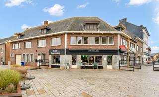 <p><span>Horeca pand met goede visibiliteit & ruim appartement gelegen op de markt van Beringen.</span></p><p><span> </span></p><p><span>Belangrijkste troeven: </span></p><p><span>- Horeca pand 200m²</span></p><p><span>- </span><span>Ruime inpandige garage </span></p><p><span>- </span><span>TOP locatie! </span></p><p><span>- </span><span>Ruim zicht over marktplein </span></p><p><span>- </span><span>Hoekpand met goede visibiliteit </span></p><p><span>- </span><span>Ruim terras </span></p><p><span>- </span><span>5 </span><span>slaapkamers </span></p><p><span> </span></p><p><span>Bekijk zeker ook de grondplannen met de afmetingen. Zo krijgt u van thuis uit al een perfect beeld van wat dit pand te bieden heeft! </span></p><p><span> </span></p><p><span>Wenst u meer info of een vrijblijvende bezichtiging, contacteer dan ons kantoor op het nummer 011 85 15 15 en wij helpen u graag verder. </span></p>