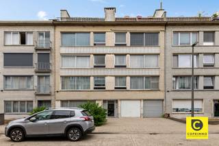 <p><span>Zorgeloze investering in Deurne: Verzorgd 2-slaapkamerappartement (86 m²) met EPC B en direct rendement!</span></p><p><span>Bent u op zoek naar een slimme en risicovrije vastgoedinvestering met gegarandeerde inkomsten vanaf dag één? Dit ruime 2-slaapkamerappartement van ca. 86 m² (cfr. EPC) aan de Karel van Overmeirelaan 17 in Deurne biedt u de perfecte opportuniteit. Het pand wordt verkocht via het beproefde Sale & Lease Back-principe: u koopt de eigendom aan en verhuurt deze meteen terug aan de huidige eigenaar. Voor u als investeerder betekent dit een onmiddellijk en stabiel rendement vanaf de akte, zonder zoektocht naar een geschikte kandidaat of risico op leegstand. U geniet van de absolute zekerheid van een zorgzame huurder die het pand door en door kent en met veel liefde zal blijven bewonen.</span></p><p><span> </span></p><p><span>Leefruimte & Keuken</span></p><p><span>Bij binnenkomst stapt u in het appartement waar een aangename lichtinval en een praktische indeling centraal staan. De royale leefruimte biedt voldoende plek voor een gezellige zithoek en een ruime eettafel. De gesloten keuken is functioneel ingericht en uitgerust met alle nodige toestellen om comfortabel te koken, inclusief voldoende opberg- en werkruimte.</span></p><p><span> </span></p><p><span>Slaapkamers, Badkamer & Terras</span></p><p><span>Het appartement beschikt over twee volwaardige slaapkamers van respectievelijk ca. 15 m² en 11,5 m². De grootste slaapkamer dient als royale master bedroom, terwijl de tweede slaapkamer direct toegang biedt tot het overdekte terras aan de achterzijde een heerlijk rustig plekje om buiten te zitten. De badkamer is uitgerust met een comfortabele inloopdouche. In de hal bevindt zich bovendien nog een apart toilet.</span></p><p><span> </span></p><p><span>Locatie & Energie</span></p><p><span>Het appartement is uitstekend gelegen in Deurne, met openbaar vervoer, winkels, scholen en parken in de directe nabijheid. Bovendien geniet het pand van een gunstig EPC B-label, mede dankzij de recent vernieuwde hoogrendementsbeglazing aan de achterzijde van het gebouw.</span></p><p><span> </span></p><p><span>Investeringsplaatje op een rij:</span></p><p><span>- Huurformule: Sale & Lease Back</span></p><p><span>- Huuropbrengst: 750 euro per maand (+ gemeenschappelijke kosten)</span></p><p><span>- Rendement: Onmiddellijke en gegarandeerde verhuur vanaf de akte.</span></p><p><span> </span></p><p><span>Troeven:</span></p><p><span>- Risicovrij investeren: Directe verhuur aan de huidige eigenaar, nul leegstand.</span></p><p><span>- Gunstig EPC: Label B met vernieuwde hoogrendementsbeglazing achteraan.</span></p><p><span>- Ruime indeling: Ca. 86 m² bewoonbare oppervlakte (cfr. EPC) met 2 grote slaapkamers (15 m² en 11,5 m²).</span></p><p><span>- Buitenruimte: Overdekt terras aan de rustige achterzijde.</span></p><p><span>- Comfort: Badkamer met inloopdouche en een apart toilet.</span></p><p><span>- Toplocatie: Centraal gelegen te Deurne nabij alle voorzieningen.</span></p><p><span> </span></p><p><span>Kortom: een betaalbare, zorgeloze en rendebele vastgoedinvestering op een uitstekende locatie. Neem vandaag nog contact met ons op voor meer informatie of een afspraak!</span></p>