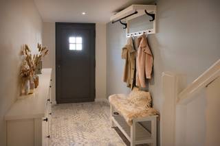 In de www.aalbeeksesteenweg57.be (url kopiëren en plakken indien doorklikken niet lukt) in Kortrijk stellen we jou graag deze instapklare woning voor. De woning werd recent volledig gerenoveerd maar gezien de eigenaars besloten de wereld te ontdekken i.p.v. het gezinsleven, gaan we voor hen op zoek naar kopers. De woning is heel ruim en beschikt over een mooie leefruimte met open keuken, een tweede salon, 4 slaapkamers, een toffe gelijkvloerse ruimte voor m/v met hobby's, een aangename tuin én 2 garages. Eén in de woning zelf en één aansluitend aan de tuin. Verder is er nog een zolder, kelder, potentieel tot 2de badkamer, ...<br /><br />HOMERUN: Op zondag 11 oktober ben je van harte welkom op de Homerun. Via www.aalbeeksesteenweg57.be kan je een afspraak inplannen. Eveneens via de website verneem je veel meer, zoals een uitgebreide omschrijving, foto's, 360° rondgang, documenten, … <br /><br />KICK-OFF PRIJS: De vermelde prijs is een Kick-Off prijs waarop een eenmalig bod kan uitgebracht worden (zowel boven als onder de Kick-Off prijs). Dankzij het kwaliteitslabel van Henry Houser ben je zeker dat de biedingen correct verlopen zonder dat er een opbodspel gehouden wordt!<br /><br />EXTRA BEZOEK: Mocht je op 11 oktober niet vrij zijn, geef dan gerust een belletje om een afspraak in te plannen op een ander moment.<br /><br />Groeten, Hendrik van Henry Houser.