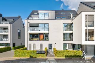 🏡 GELIJKVLOERS APPARTEMENT MET VOOR- EN ACHTERTUIN ÉN GARAGE IN WETTEREN – COMFORTABEL WONEN OP EEN TOPLOCATIE!<br /><br />Op zoek naar een instapklaar appartement met buitenruimte én een eigen garage? Ontdek dit recente appartement met 2 slaapkamers, gelegen in het centrum van Wetteren en exclusief te koop aangeboden door Access Estate.<br /><br />📅 BEZOEKDAG – ZATERDAG 24 OKTOBER | OP AFSPRAAK<br /><br />Wil je dit appartement zelf ontdekken? Reserveer eenvoudig je bezoekmoment via sms of WhatsApp op 0475 92 30 35.<br /><br />✨ OOK INTERESSANT ALS INVESTERING!<br /><br />🌿 DE TROEVEN VAN DIT APPARTEMENT<br />🛏️ 2 comfortabele slaapkamers<br />🏡 Aangename voor- en achtertuin<br />🌳 Omheinde tuin met poort en haag<br />☀️ Twee fijne buitenruimtes om volop te genieten<br />🚗 Inbegrepen garagebox<br />📍 Centrale ligging in Wetteren<br /><br />🎓 ALLES BINNEN HANDBEREIK<br /><br />Scholen, volwassenenonderwijs, het station, supermarkten, horeca en openbaar vervoer bevinden zich op wandelafstand. Ideaal voor wie comfortabel wil wonen en graag alles dichtbij heeft.<br /><br />🔑 TECHNISCHE TROEVEN<br /><br />✅ EPC-label B<br />✅ Elektrische installatie conform<br />💶 Algemene kosten: € 350 per kwartaal<br /><br />Of je nu op zoek bent naar je nieuwe thuis of naar een interessante investeringsopportuniteit: dit appartement combineert comfort, praktische voorzieningen en een uitstekende ligging.<br /><br />🏡 Wordt dit jouw nieuwe thuis in Wetteren?