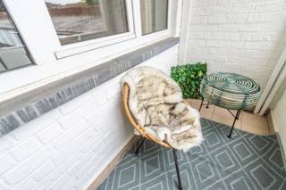 Een volledig vernieuwbouwd en lichtrijk appartement met 1 slaapkamer, EPC C ennieuwe elektrische installatie (conform tot 2050). Kelder...