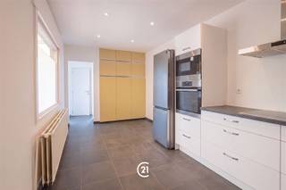 Welkom in deze gerenoveerde 3-gevel in Asse! Dit charmante gezinshuis biedt u alles wat u nodig heeft voor een comfortabel leven.De woning beschikt over een uitstekende indeling met 4 ruime slaapkamers, ideaal voor een gezin of als kantoor- en hobbykamers. Met een totale woonoppervlakte van 185 m² en een grondoppervlak van 465 m², hebt u voldoende ruimte en groeimogelijkheden. Het huis beschikt ook over een praktische garage voor het veilig stallen van uw wagen, fietsen en andere spullen.Binnenin vindt u met een moderne, lichte leefruimte met veel natuurlijk licht door grote ramen en deuren die uitkomen op het terras. De moderne keuken met ingebouwde apparatuur perfect is om lekkere maaltijden klaar te maken voor het hele gezin. Op de eerste verdieping bevinden zich drie ruime slaapkamers en een modern ingerichte badkamer. Aan ruimte geen gebrek. Als kers op de taart, werd de zolderverdieping volledig gerenoveerd en kan gebruikt worden als vierde slaapkamer, of als master bedroom. Buiten geniet u van een prachtige, zuid gerichte, tuin waar kinderen zonder zorgen kunnen spelen. Zeer goede ligging in een rustige buurt in Asse. Dit is een geweldige kans voor wie op zoek is naar een woning met veel mogelijkheden en comfort. Maak van deze woning uw nieuwe thuis!