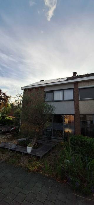 Mooie HOB in polderstad, met grote zonnige tuin, 5 slaapkamers, grote garage naast het huis en dubbele oprit. Aluminium ramen,...