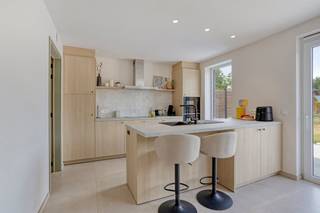 This new-build home (2025) is centrally located in the heart of Zingem (Kruisem), within walking distance of many facilities (schools, shops, bakery, butcher shop, public transport,...). <br />The house is stylishly decorated and has 3 bedrooms (with the possibility of a 4th room). <br />Furthermore, this house is very energy efficient with an EPC A and you enjoy a lot of comfort: indoor garage, floor heating and solar panels. An advantage is the large garden with a terrace!<br /><br />(!) sale under registration fees. No VAT applies. <br /><br />LAYOUT OF THE HOUSE:<br />Ground floor:<br />* entrance hall with guest toilet<br />* bright living space<br />* open kitchen with island<br />* indoor garage with laundry <br />* spacious garden with terrace<br /><br />First floor: <br />* bedroom 1<br />* bedroom 2<br />* bedroom 3<br />* bathroom with walk-in shower and bath<br />* separate toilet <br /><br />Second floor: <br />* access via a fixed staircase<br />* to be further set up<br />* possibility of extra rooms<br /><br />GENERAL INFORMATION:<br />* EPC A (BEN home)<br />* sales under registration fees (no VAT)<br />* floor heating (natural gas)<br />* solar panels available<br />* electricity is compliant<br />* city water<br />* rainwater 10,000 l <br />* ventilation available<br />* shutters available <br /><br />The property is offered through the Pre-sale formula. On 27/08/2026 between 17:00 and 18:30, you can come visit the house by appointment and make an offer. The listed price is a starting price. For further information, please contact the property agent.<br /><br />Register of measures: no