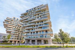 <p>Appartement met ruim terras en prachtig zicht gelegen in residentie Waterfront in Waregem.</p>
<p>Inkom met apart toilet - woonkamer met open ingerichte keuken - één slaapkamer - badkamer met inloopdouche, badkamermeubel met lavabo en handdoekdroger - Berging - Groot terras van 19m2 met prachtig uitzicht op de stadion en de vijvers</p>
<p>Troeven</p>
<ul><li>volledig geschilderd</li><li>gelegen op wandelafstand van winkels en Markt</li><li>Vlotte verbinding naar E17 en station van Waregem</li></ul>
<p><strong>Wenst U een bezoek te brengen aan dit prachtige éénslaapkamer appartement, aarzel dan niet om contact met ons op te nemen!</strong> </p>