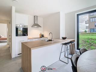 <h1><span>Dit ruime appartement te koop is gelegen op de eerste verdieping van Residentie Baverlaar in de Baversstraat in Tongeren. </span></h1>
<p>Je woont hier aan de groene rand van het centrum, op wandelafstand van winkels, horeca, het station en recht tegenover het Vesalius ziekenhuis. Dankzij de nabijheid van de E313, op slechts 4 km, ben je snel in Hasselt, Luik of Maastricht.<br /><br />Tongeren, de oudste stad van België, ligt in het hart van Haspengouw en biedt een unieke mix van geschiedenis, natuur en hedendaags comfort.</p>
Het appartement van ca. 90 m² strekt zich uit van de voor- tot de achterzijde van het gebouw. Je komt binnen via een inkomhal met gastentoilet en vestiaireruimte. De open keuken sluit naadloos aan op de lichtrijke leefruimte met eet- en zithoek, die toegang biedt tot het terras van 6,8 m² aan de achterzijde. Naast de eetkamer ligt de grootste slaapkamer. Via de nachthal bereik je een berging, de badkamer met inloopdouche en dubbele lavabo, en een tweede slaapkamer aan de voorzijde.<br /><br />Dit project komt in aanmerking voor het verlaagd BTW-tarief van 6%, zowel voor particulieren als professionele kopers, onder voorwaarden.<br /><br /><strong>Troeven van dit appartement:</strong>
<ul>
<li>Twee slaapkamers</li>
<li>Lichtrijke leefruimte met open keuken</li>
<li>Terras aan de rustige achterzijde</li>
<li>Ondergrondse berging en parkeerplaats optioneel bij te kopen</li>
<li>Centrale ligging met vlotte bereikbaarheid via E313</li>
</ul>
Interesse? Contacteer ons via info@optie-m.be of bel naar 011 23 11 01<br />Benieuwd naar de waarde van jouw woning? Wij helpen je graag met een gratis schatting en advies op maat.<br /><br />VG | WG |GMO | GVKR | GVV |