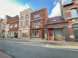 Welkom in deze charmante top moderne woning in het hart van Izegem! Met een bewoonbare oppervlakte van 180 m² is dit huis de perfecte mix van...