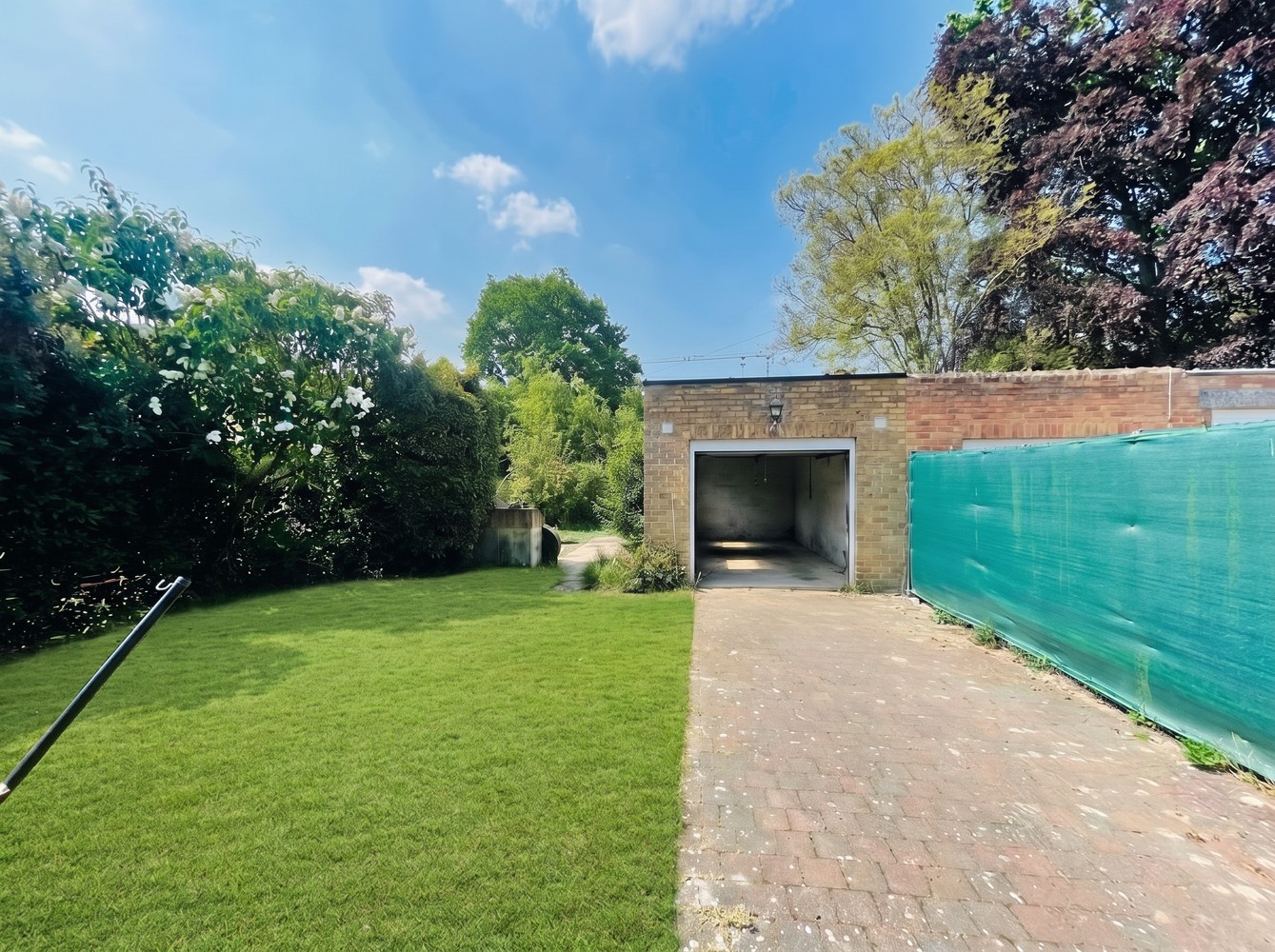 Assebroek INSTAPKLARE CHARMANTE GEZINSWONING, HALF-OPEN BEBOUWING met GROTE ZONNIGE TUIN, OPRIT en GARAGE - foto 4