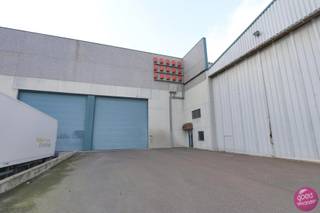 <p><strong>Bedrijfshal / magazijnruimte</strong><br />Dit polyvalent bedrijfsgebouw is gelegen op het industrieterrein Schurhovenveld, Groenstraat te Sint-Truiden.<br />Toegang langs Groenstraat maar ook via de Nijverheidslaan via verharde oprit met parking.<br />De ligging van het gebouw zorgt voor een uiterst <span><strong>vlotte verbinding</strong></span> naar de N3 (Tienen-Luik), N79 (Tongeren) en N80 (Hasselt, E313, E40)<br /><br />- Vrije hoogte van 10 à 11 meter<br />- Een kaai en aan weerszijden een inrijpoort<br />- Bureel van ongeveer 35M²<br />- Sectionale poorten van 4,5 meter hoogte<br />- Lichtstraat in het dak<br /><br /><span><strong>Onmiddellijk beschikbaar!</strong></span><br /><br /><strong>Voor meer info en een bezoek ter plaatse neem contact op met ons kantoor 012 744 844</strong></p>