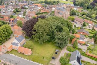 Monumentaal kloostergebouw gelegen in de dorpskern van Meer - Hoogstraten Dit prachtige historische monument werd bouwkundig gerenoveerd en biedt...