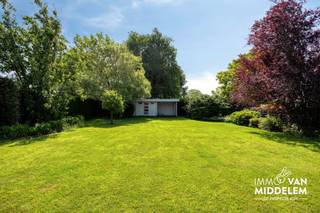 <strong>Immo Van Middelem vous propose cette maison très bien entretenue, à remettre au goût du jour, comprenant 4 chambres, bureau, un garage intégré, une véranda, une terrasse et un jardin sur un terrain d'environ 12a24ca.</strong><br /><br />Situation particulièrement avantageuse en matière de mobilité: à proximité immédiate d'un important axe routier (Chaussée de Ninove), permettant de rejoindre Bruxelles en moins de 15 minutes. Les lignes de bus 'De Lijn' (Bruxelles/Ninove) ainsi que les bus scolaires vers Lennik, Dilbeek et Ternat se trouvent également à distance de marche.<br /><br />La maison se compose comme suit :<br />- REZ-DE-CHAUSSÉE: hall d'entrée, WC, bureau/chambre, séjour (salon et salle à manger) avec porte coulissante donnant accès à la terrasse et au jardin, cuisine, 1 chambre, garage.<br />- 1er ÉTAGE: hall de nuit, WC, salle de bains, 3 chambres, chambre d'enfants/bureau.<br />- Cave sanitaire sous toute la maison.<br />- Dépendance: spacieux abri de jardin.<br /><br />Chauffage électrique. Stores bannes électriques.<br />PEB: 442 kWh/m².an - Classe E (CU: 3897297) avec obligation de rénovation dans les 6 ans suivant la signature de l'acte.<br />Libre à l'acte.