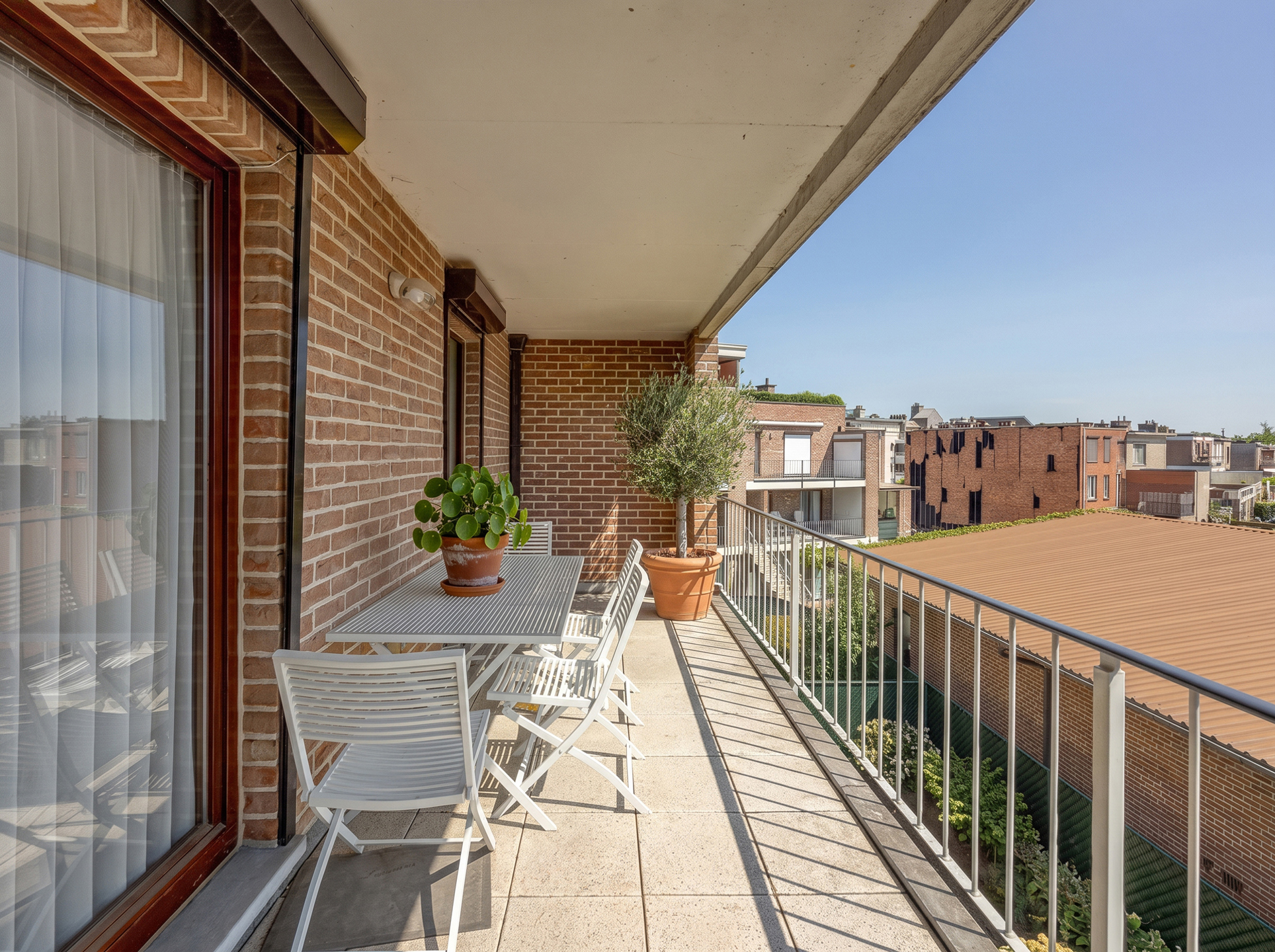 Ruim app met 2 slaapkamers, terras en garagebox. - foto 5
