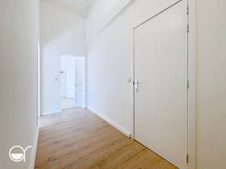 Het appartement gelegen op de eerste verdieping beschikt over twee slaapkamers, een keuken uitgerust met toestellen, een woonkamer, een leefruimte en een badkamer met douche. In de badkamer is er de mogelijkheid voor aansluiting wasmachine. De gemeenschappelijke kosten bedragen 25 euro, het appartement is onmiddellijk beschikbaar.
