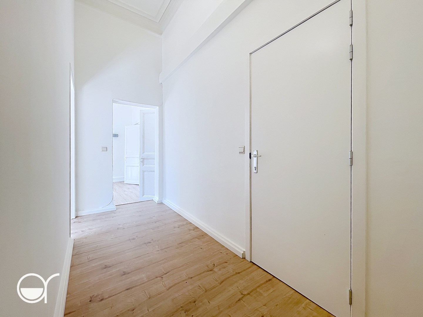 Centraal gelegen 2 slaapkamer-appartement met standaard voorzieningen - foto 2