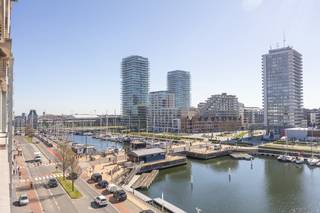 Welkom in dit instapklare appartement op de 6e verdieping van Residentie Mercator, met een prachtig uitzicht op de Mercator en de haven van Oostende. De ruime woonkamer met halfopen keuken biedt toegang tot een terras waar je kunt genieten van het uitzicht. Het appartement heeft drie volwaardige slaapkamers, waaronder een master bedroom met terras en ingebouwde dressing. Daarnaast is er een moderne badkamer met douche. Extra troeven zijn de berging in het appartement en de gemeenschappelijke fietsenberging in het gebouw. Perfect voor vaste woonst of vakantie. Plan snel uw bezoek in!