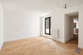 <p><span>Ruime en volledig gerenoveerde duplex met 3 slaapkamers, bureau en terrassen</span></p><p><span> </span></p><p><span>Op een uitstekende locatie aan de Statiestraat in Oud-Berchem, op wandelafstand van het station, bevindt zich deze bijzonder ruime en lichtrijke duplex in een volledig gerenoveerd gebouw. Hoge plafonds tot ca. 3 meter, visgraatparket, een stijlvolle keuken in walnoot en meerdere terrassen zorgen voor een eigentijdse en hoogwaardige woonbeleving. Het gebouw werd in 2026 volledig gestript en gerenoveerd, waarbij ook het dak en de achter- en zijgevels grondig werden geïsoleerd.</span></p><p><span> </span></p><p><span>Indeling</span></p><p><span>Eerste woonniveau</span></p><p><span>Via de inkomhal betreedt u de duplex. Hier bevinden zich een afzonderlijk gastentoilet met lavabo en een ruime, praktische berging met aansluiting voor wasmachine, de Vaillant ecoTEC Plus verwarmingsinstallatie, afzonderlijk afsluitbare sanitaire circuits en de zekeringkast. Onder de trap is bovendien ruimte voorzien voor het plaatsen van een vestiaire.</span></p><p><span>De volledige verdieping is afgewerkt met visgraatparket en geniet dankzij de hoge plafonds en grote raampartijen van een aangenaam ruimtelijk gevoel.</span></p><p><span>Aan de voorzijde bevindt zich het royale en bijzonder lichtrijke salon. Centraal in het appartement sluit de ruime eetkamer aan op de open keuken. Zowel de eetruimte als de keuken bieden rechtstreeks toegang tot het terras.</span></p><p><span>De keuken is uitgevoerd in walnootfineer en voorzien van een royaal kookeiland met onderhoudsvriendelijk werkblad. De volledig geïntegreerde AEG-toestellen omvatten een kookplaat met ingebouwde afzuiging, vaatwasser, combi-oven, koelkast en diepvriezer. Een bronzen spoelbak en bijpassende kraan vormen een stijlvolle finishing touch.</span></p><p><span>Aan de achterzijde bevindt zich nog een afzonderlijke bureau- of werkruimte, eveneens met toegang tot het terras. Ideaal voor thuiswerk, hobbyruimte of als extra polyvalente kamer.</span></p><p><span>Via de houten trap bereikt u het tweede woonniveau.</span></p><p><span> </span></p><p><span>Tweede woonniveau</span></p><p><span>De nachthal geeft toegang tot drie volwaardige slaapkamers.</span></p><p><span>Aan de voorzijde bevinden zich twee slaapkamers, beide gekenmerkt door de hoge plafondhoogte.</span></p><p><span>De eerste badkamer is stijlvol betegeld en uitgerust met een inloopregendouche, toilet en lavabomeubel in een elegante roze travertijnlook.</span></p><p><span>Aan de achterzijde bevindt zich de master bedroom, voorzien van een eigen dressing en rechtstreekse toegang tot het terras. De master beschikt bovendien over een eigen badkamer met een ruim lavabomeubel en inloopregendouche, volledig afgewerkt met tegelvloer en betegelde wanden.</span></p><p><span> </span></p><p><span>Belangrijkste troeven</span></p><ul><li><span>Volledig gerenoveerde duplex in een vernieuwd gebouw</span></li><li><span>Maar liefst 3 slaapkamers + afzonderlijke bureauruimte</span></li><li><span>Hoge plafonds tot ca. 3 meter</span></li><li><span>Volledig afgewerkt met visgraatparket</span></li><li><span>Stijlvolle walnootkeuken met kookeiland en AEG-toestellen</span></li><li><span>Twee volwaardige badkamers</span></li><li><span>Meerdere buitenruimtes</span></li><li><span>Dak, achtergevel en zijgevels volledig geïsoleerd</span></li><li><span>EPC-label B</span></li><li><span>Conforme elektrische installatie</span></li><li><span>Lage gemeenschappelijke kosten</span></li><li><span>Interessant voor zowel eigen bewoning als investering</span></li></ul><p><span> </span></p><p><span>Algemene informatie</span></p><p><span>Gemeenschappelijke kosten: geraamd op ca. €25 per maand, inclusief het verbruik van de gemeenschappelijke delen en blokpolis</span></p><p><span>Privatieve tussenmeters voor water, elektriciteit en gas</span></p><ul><li><span>EPC: label B</span></li><li><span>Elektrische installatie: conform het AREI</span></li><li><span>Asbestattest: in aanvraag</span></li></ul><p><span>Aandeel kosten basisakte ten laste van de koper: € 1250 incl. btw</span></p><p><span> </span></p><p><span>Het gebouw</span></p><p><span>Het kleinschalige gebouw werd in 2026 volledig gestript en gerenoveerd en bestaat uit een grote handelsruimte en gemeenschappelijke fietsenberging op het gelijkvloers en twee ruime duplex appartementen verdeeld over de bovenliggende verdiepingen.</span></p><p><span>Ook energetisch werd het gebouw grondig aangepakt: het dak en de achter- en zijgevels werden volledig geïsoleerd.</span></p><p><span>Daarnaast beschikt het gebouw over een gemeenschappelijke kelderberging.</span></p><p><span>Er is geen lift aanwezig.</span></p><p><span> </span></p><p><span>Ligging</span></p><p><span>De ligging in de Stationstraat combineert een uitstekende bereikbaarheid met alle dagelijkse voorzieningen binnen handbereik.</span></p><p><span>Station Antwerpen-Berchem ligt op wandelafstand, terwijl het centrum van Antwerpen in ongeveer vijf minuten met de fiets bereikbaar is. In de directe omgeving vindt u een uitgebreid aanbod aan gezellige bars, restaurants, koffie- en ontbijtadresjes, bakkers, slagers en andere buurtwinkels. Ook verschillende supermarkten bevinden zich op wandelafstand.</span></p><p><span>Met een Mobiscore van 9,5/10 is dit bovendien een bijzonder vlot bereikbare locatie, zowel met de fiets, het openbaar vervoer als de wagen.</span></p><p><span> </span></p><p><span>De informatie in deze prospectus wordt uitsluitend ter informatieve titel verstrekt. Kandidaat-kopers dienen zich voor de beoordeling, controle en interpretatie van de verstrekte informatie steeds te baseren op de officiële documenten en hun eigen onderzoek.</span></p><p><span> </span></p><p><span> </span></p>