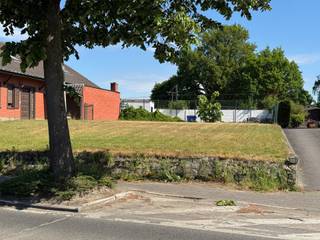 Nabij het centrum van Bornem vindt u dit mooi perceel bouwgrond, ideaal gelegen voor het realiseren van een open bebouwing. Het perceel heeft een totale oppervlakte van 651 m² en is op het verkavelingsplan aangeduid als lot 1. Met een straatbreedte van 16,5 meter en een diepte van 48 meter biedt deze bouwgrond tal van mogelijkheden voor het bouwen van een vrijstaande woning op een gunstige locatie. Dankzij de centrale ligging tussen Antwerpen, Brussel en Gent, geniet u van een vlotte verbinding met het centrum, winkels, scholen en openbaar vervoer. Voor meer informatie of een bezoek ter plaatse kunt u steeds contact opnemen via het nummer 03/283.84.84 of mailen naar gert@ax-quality.be.
