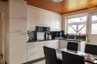 <strong>Op een rustige ligging nabij het centrum van Dessel, vind je deze verzorgde gelijkvloerse woning. Een plek  waar je in alle privacy kan genieten van het uitzicht op de tuin.</strong><br /><br />Via de inkomhal kom je in de leef- en eetruimte, waar licht en ruimte samenkomen. Aansluitend vind je de veranda, een fijne plek waar binnen en buiten moeiteloos in elkaar overvloeien. De recent vernieuwde keuken is praktisch ingericht met aansluitend een koele berging. <br /><br />De woning telt drie slaapkamers, waaronder een masterbedroom met airconditioning. De badkamer is voorzien van een bad, douche en toilet.<br /><br />De garage met automatische poort biedt plaats voor één wagen en beschikt over een aansluiting voor de wasmachine. Via een extra poort naast de garage bereik je de tuin, met voldoende ruimte om een tweede wagen of mobilhome veilig binnen de omheining te parkeren.<br /><br />Verder zijn er een kelder en kruipkelder aanwezig, handig voor wie graag extra bergruimte heeft.<br /><br />De volledig omheinde tuin brengt rust en privacy. <br /><br /><strong>Extra’s</strong> zoals rolluiken (deels automatisch), een alarmsysteem, vloerverwarming en een kachel zorgen voor een comfortabel en veilig gevoel. De woning werd doorheen de jaren goed onderhouden en biedt een fijne basis om stap voor stap je eigen invulling aan te geven.<br /><br /><strong>Benieuwd of dit jouw plek kan worden?</strong><br />We nemen graag de tijd om je deze woning ter plaatse te laten ontdekken.<br />📞 014 84 83 69<br />✉️ info@sublimmo.be