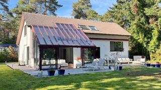 Zeer rustig en residentieel gelegen villa op 28 are 94 ca met mooie aangelegde tuin. <br />Omvat: inkomhal, wc, ruime en zonnige living met inbouwhaard en een open keuken welke recent volledig werd ingericht, ruime veranda, 4 slaapkamer, recente douchekamer, garage voor 2 wagens, bergkelders.<br />Woning met veel lichtinval door grote ramen. <br />Bouwjaar 1974 - zeer goede staat - dakbedekking werd recent ontmost en behandeld met coating.<br />CV met aardgas - nieuwe hoogrendement condenserende verwarmingsketel + airco/warmtepomp in living en hoofdslaapkamer. Ki 2.522 euro.<br />EPC 360 kwh/m² - energielabel D - UC3966611RES1.<br />De woning is asbestveilig volgens het asbestinventarisattest.<br />Stedenbouwkundige vastgoedinfo in aanvraag: woning en tuin gelegen in woonpark (= residentieel woongebied) en achtertuin in dag-en verblijfsrecreatie - geen voorkooprecht ruimtelijke ordening - geen maatregelen in het Vlaams handhavingsplatform.<br />Geen risicozone voor overstromingen - gebouwscore A - perceelscore A en 1m² tegen de straat B.