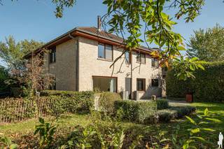 <p><strong><span>Rustig en kindvriendelijk wonen in een doodlopende straat, op wandelafstand van het centrum van Haacht!</span></strong></p>
<p><span>Op een mooi perceel van </span><strong><span>1.277 m²</span></strong><span>, in een rustige en residentiële omgeving, bevindt zich deze bijzonder ruime en uitstekend onderhouden villa met </span><strong><span>6 slaapkamers, een dubbele inpandige garage en tal van extra mogelijkheden</span></strong><span>. Deze eigendom combineert een praktische indeling, royale leefruimtes en een aangename lichtinval met een gunstige energiescore (</span><strong><span>EPC B – 198 kWh/m² jaar</span></strong><span>).<br /></span><span>Dankzij de uitzonderlijke ruimte en veelzijdige indeling is deze woning uitermate geschikt voor grote gezinnen, thuiswerk of de combinatie van wonen en een zelfstandige activiteit. </span><span>Door de jaren heen werd de villa met de grootste zorg onderhouden en voorzien van verschillende hedendaagse comfortvoorzieningen. De kwalitatieve materialen, hoogwaardige keukentoestellen en uitgebreide technische uitrusting maken het geheel compleet.</span></p>
<p><strong><span>BUITENOMGEVING:<br /></span></strong><span>De villa bevindt zich op een mooi perceel van </span><strong><span>1.277 m²</span></strong><span> en wordt omgeven door een aangename, groene tuin. Dankzij de volwassen beplanting en de natuurlijke omzoming geniet u hier van rust en privacy. </span><span>Het ruime terras aansluitend aan de woning vormt de ideale plek om te ontspannen of gezellig buiten te tafelen. De tuin biedt bovendien voldoende ruimte voor spelende kinderen, tuinliefhebbers en wie graag van het buitenleven geniet. </span><span>Vooraan beschikt de woning over een ruime, verharde oprit met parkeergelegenheid voor meerdere wagens, naast de dubbele inpandige garage.</span></p>
<p><strong><span>COMFORT EN TECHNISCHE TROEVEN:<br /></span></strong><span>Ook op technisch vlak heeft deze villa heel wat te bieden. De woning beschikt over een gunstig </span><strong><span>EPC-label B (198 kWh/m² jaar)</span></strong><span>, een conforme elektrische installatie met drijfkracht en een uitgebreide voorziening van stopcontacten en UTP-aansluitingen in de verschillende ruimtes.<br /></span><span>Verder zijn er een centraal wateronthardingssysteem, een afzonderlijk drinkwaterfiltersysteem in de keuken en een regenwaterput met recuperatie voor de toiletten en buitenkranen aanwezig.</span></p>
<p><strong><span>LIGGING:<br /></span></strong><span>De ligging vormt zonder twijfel een van de absolute troeven van deze eigendom. De villa bevindt zich in een </span><strong><span>rustige, doodlopende straat op wandelafstand van het centrum van Haacht</span></strong><span>. Hierdoor geniet u dagelijks van een aangename, verkeersluwe en kindvriendelijke woonomgeving, zonder in te boeten aan bereikbaarheid. </span><span>Winkels, scholen, openbaar vervoer, sportfaciliteiten en andere dagelijkse voorzieningen bevinden zich in de nabije omgeving. Ook de omliggende gemeenten en belangrijke verbindingswegen zijn vlot bereikbaar.</span></p>
<p>Voor een volledige indeling van dit eigendom verwijzen wij u graag door naar de interactieve plannen op onze website.</p>
<p><strong><span>Bent u op zoek naar een bijzonder ruime, uitstekend onderhouden gezinswoning waar rust, comfort en een centrale ligging samenkomen? Dan is deze villa in Haacht absoluut een bezoek waard!</span></strong></p>