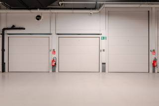 Ruime gesloten garagebox gelegen in hartje Zoute onder het Albertplein.Deze makkelijk bereikbare garagebox is gelegen op niveau -1.Hoge...