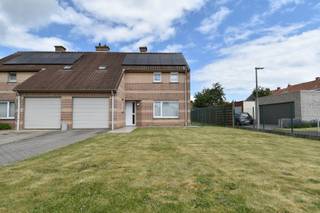 Op zoek naar een instapklare gezinswoning in een kindvriendelijke omgeving? Dan is deze woning te Menen zeker een bezoek waard.<br />Gelegen in een doodlopende straat geniet u hier van maximale rust, weinig verkeer en een aangename woonomgeving. Dit terwijl winkels, scholen en verbindingswegen zich op korte afstand bevinden.<br /><br />Indeling als volgt:<br />Bij het binnenkomen wordt u verwelkomd in de inkomhal met apart gastentoilet. De lichtrijke doorzonleefruimte biedt plaats aan zowel een gezellige zithoek als een ruime eetplaats en vormt het hart van de woning. Aansluitend bevindt zich de functionele keuken met ontbijthoek en een praktische inpandige garage. Aparte wasplaats met extra opbergmogelijkheden.<br /><br />Buiten wacht een mooi aangelegde tuin waar u in alle rust kunt genieten van het buitenleven. Het terras vormt de ideale plek voor gezellige momenten met familie en vrienden, terwijl het tuinhuis extra bergruimte biedt.<br /><br />Op de verdieping bevinden zich 3 volwaardige en ruime slaapkamers<br />De badkamer is uitgerust met een douche, dubbel lavabomeubel en een tweede toilet.<br /><br />EXTRA TROEVEN: 10 zonnepanelen, centrale verwarming op aardgas, regenwater, ... én als kers op de taart een EPC-label B!<br /><br />Onze ref. DEV5101<br />Stedenbouwkundige info in aanvraag