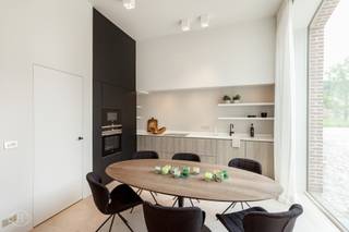 Dit unieke appartement bevindt zich in een prachtig gerenoveerde hoeve die haar historische charme heeft behouden, terwijl ze werd omgetoverd tot een eigentijdse en comfortabele woonomgeving. Hier kunnen toekomstige bewoners genieten van een unieke combinatie van comfort, luxe en rust. Kasteelhoeve de Beauffort is gelegen in een sfeervolle omgeving, omringd door weelderige natuur en prachtige wijngaarden. Dit alles binnen handbereik van het levendige centrum van Linden en op slechts een steenworp afstand van het bruisende Leuven met zijn universiteiten. Bij het betreden van het appartement komt u binnen in de inkomhal, die toegang geeft tot de verschillende ruimtes. De ruime en lichtrijke woonkamer vormt het hart van het appartement en biedt voldoende plaats voor zowel een gezellige zithoek als een volwaardige eetruimte. De open keuken sluit naadloos aan op de leefruimte. Verder beschikt het appartement over een ruime slaapkamer. De badkamer is uitgerust met een inloopdouche, dubbele wastafel en toilet. Een afzonderlijke berging zorgt voor bijkomende praktische opbergruimte. Een absolute troef is de privatieve tuin van ca. 40 m², waar u in alle rust kunt genieten van de groene en karaktervolle omgeving van de kasteelhoeve.Huurprijs: € 1.490/maand + € 100 provisie voor verwarming, onderhoud van de gemeenschappelijke delen en tuin. Water en elektriciteit worden afzonderlijk afgerekend via individuele tellers. EPC: 150 kWh/m² (Label B). Interesse in dit pand? Neem gerust contact met ons op voor meer informatie of om een bezoek in te plannen via info@homies.be.
