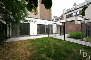 In de Rijselstraat te Ieper vinden we deze nieuwbouwstudio voorzien van ruim terras en tuin.De studio biedt een ideale woonomgeving voor wie wenst te wonen op een centrale locatie, ruim en modern.Indeling:V-1: Private kelderbergingGLV: Hal - leefruimte met open keuken -apart toilet - badkamer - slaapkamer- terras - tuinExtra's:* E-peil: 60* Mogelijkheid tot aankopen garage of afgesloten staanplaats* Kelderberging inbegrepen* CV op gas met vloerverwarming* Zonnepanelen aanwezig