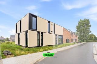 Ontdek deze stijlvolle halfopen woning te koop in Krombeke, waar hedendaags wooncomfort en een rustige woonomgeving perfect samenkomen. Deze instapklare eigendom uit 2024 biedt alle ruimte voor wie op zoek is naar een moderne gezinswoning met toekomstgerichte technieken.<br /><br />In de Burgemeester Deblockstraat in Krombeke geniet u van een aangename ligging met vlotte bereikbaarheid en een rustige omgeving. Deze ruime woning beschikt over een bewoonbare oppervlakte van 115 m² en werd doordacht ontworpen met oog voor comfort en energiezuinig wonen. Binnenin vindt u een lichtrijke leefruimte die naadloos aansluit op de keuken en de buitenomgeving. Met drie volwaardige slaapkamers en een badkamer biedt deze woonst alle ruimte voor gezinnen, starters of wie extra plaats wenst. De tuin wordt nog aangelegd, waardoor u deze volledig naar eigen smaak kan afwerken en optimaal kan genieten van het buitenleven. Dankzij de kwalitatieve afwerking is deze woning volledig instapklaar.<br /><br />De indeling gaat als volgt: <br /><br />leefruimte - hal - WC - keuken - berging<br /><br />nachthal - 3 slaapkamers - badkamer<br /><br />Benieuwd naar deze woning in Krombeke? Vraag vandaag nog uw bezoek aan via Immo Francois en ontdek zelf de troeven van deze eigendom. Vanuit onze sterke aanwezigheid in Poperinge, Vleteren, Heuvelland en Mesen begeleiden wij u graag persoonlijk bij uw zoektocht naar uw nieuwe thuis.<br /><br />Technische kenmerken:<br /><br />- Lucht-lucht warmtepomp<br /><br />- 8 zonnepanelen en thuisbatterij<br /><br />- AEG toestellen in de keuken<br /><br />Denk je eraan om je woning in Poperinge te verkopen? Neem vrijblijvend contact op met Aline van Immo Francois in Poperinge voor een gratis schatting via aline@immofranocis.be.<br /><br />
