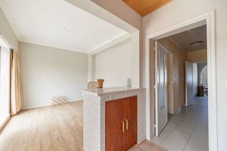 <p><span>Instapklare woning vlakbij het centrum van Schoten</span></p><p><span> </span></p><p><span>* Gelijkvloers : inkomhal op keramische tegels met gastentoilet en wasplaats, berging, slaapkamer of bureel (15m²), aangename veranda met toegang naar de zuid-west georiënteerde tuin, zeer ruime inpandige garage met automatische sectionaalpoort. </span></p><p><span> </span></p><p><span>* Verdieping : lichte woon en eetkamer op hoogwaardige laminaat, volledig ingerichte open keuken, afzonderlijke badkamer met lavabo / toilet en douchecel.</span></p><p><span> </span></p><p><span>* 2de verdieping : nachthal, 2 slaapkamers met ingebouwde airco's, kasten en lavabo.</span></p><p><span> </span></p><p><span>- kelder</span></p><p><span>- CV-installatie op gas</span></p><p><span>- zonnepanelen</span></p><p><span>- Zuid-west-georiënteerde tuin</span></p><p><span>- tuinhuis</span></p>