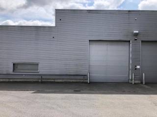 Magazijn van 730m² en 150m² als inkomsas voor vrachtwagen , te huur op de site langs de A12 te Wilrijk. Het magazijn heeft 1 sectionaal poort.<br />De site heeft een zichtlocatie langs de A12.  Een deel van de magazijnen is bereikbaar via de Boomsesteenweg. Met voldoende parking voor het gebouw. Mogelijkheid om afzonderlijk kantoorruimte bij te huren.