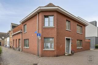 Bij het betreden van dit charmante hoekpand komt u terecht in een verzorgde inkomhal die toegang biedt tot de verschillende ruimtes. De...