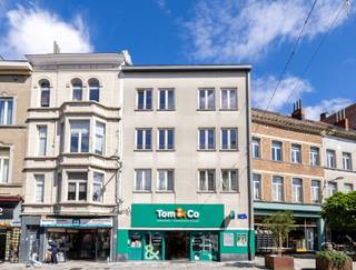 !!! OPENDEURDAG OP WOENSDAG 23/09 VAN 17U TOT 18U30 !!! Dit lichte, gerenoveerde appartement van ± 90 m² ligt op een bevoorrechte locatie in het hart van Elsene, direct aan het zeer gewilde Fernand Cocq-plein, op de 3e verdieping aan de linkerkant van een klein, onlangs opgesplitst familiegebouw.<br />Enkele van de vele troeven: lage lasten (± 16 €/maand), een elektrische installatie die aan de voorschriften voldoet en een EPC-classificatie E+. Momenteel verhuurd voor 1185 €/maand (huurovereenkomst van 1-06-2011).<br />Een comfortabel, licht en instapklaar appartement op een bijzonder gewilde locatie, vlakbij winkels, restaurants, openbaar vervoer en alle voorzieningen van Elsene.<br />Een zeldzaam object op de markt, ideaal zowel voor eigen bewoning als voor een kwaliteitsvolle investering. Ontdek het nu meteen!<br /><br /><em><strong><span>LOT 3A (Aandelen 86/1000)</span></strong></em><br /><br /><span>3e verdieping rechts</span>:<br />
<ul>
<li>Entreehal met toilet</li>
<li>Keuken</li>
<li>Woonkamer</li>
</ul>
<span>Zolderverdieping:</span><br />
<ul>
<li>Slaapgedeelte</li>
<li>Doucheruimte</li>
<li>Slaapkamer 1</li>
<li>Slaapkamer 2</li>
</ul>