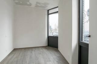 Modern Duplex Appartement in Turnhout

Dit eigentijdse duplex appartement, gelegen pal in het centrum van Turnhout, maakt deel uit van een kleinschalig project. Het biedt een unieke combinatie van comfort, energiezuinigheid en eigentijds wonen. Met twee slaapkamers op het gelijkvloers en een ruime leefruimte op de 1ste verdieping met aangrenzend terras, is dit een bijzonder aantrekkelijk aanbod.

Dit appartement is ontworpen met aandacht voor duurzaamheid en energie-efficiëntie, met zonnepanelen, een warmtepomp en ventilatietype D. Dit alles zal bijdragen aan een groenere en kostenefficiëntere levensstijl.

Op het gelijkvloers van dit duplex appartement bevinden zich twee slaapkamers, een berging en een moderne badkamer. De eerste verdieping bestaat uit de ruime leefruimte en een eigentijdse keuken met de benodigde apparatuur. Vanuit de leefruimte heb je directe toegang tot het terras, waar je kunt genieten van frisse lucht en natuurlijk licht. 

Er is een gemeenschappelijke fietsenstalling aanwezig.

Dit duplex appartement geeft modern wonen weer met zijn eigentijdse design en praktische indeling. Of je nu op zoek bent naar een comfortabele leefruimte of een investering in een energiezuinig vastgoed, dit appartement in Turnhout biedt het beste van beide werelden.

Aarzel niet om contact met ons op te nemen voor meer informatie of om een bezichtiging te plannen. 
Wij kijken ernaar uit om je te verwelkomen in dit energiezuinige en eigentijdse appartement in Turnhout.