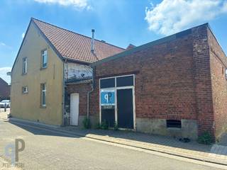 Dit charmant cafeetje is gelegen op dorpspleintje met ruime parkeergelegenheid. Het terras baadt in de zon en de toog wacht op een nieuwe...