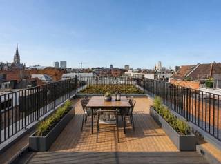 <h2><span>LUXE DUPLEX APPARTEMENT </span></h2><h2><span>MET ROYALE TERRASSEN, UNIEK SKYLINEZICHT MET PANORAMISCH ZICHT</span></h2><h2><span>OP TOPLOCATIE AAN HET EILANDJE</span></h2><p><span>Op een Toplocatie aan het </span><span>Eilandje te Antwerpen</span><span>, bevindt zich deze uitzonderlijke duplex. </span></p><p><span>Een woonst waar architectuur, ruimte en verfijning samenkomen, met als absolute troef de </span><span>royale terrassen aan zowel de voor- als achterzijde met zicht op de Antwerpse Skyline</span><span>.</span></p><p><span>Zachte aardetinten, warme houtaccenten en zichtbare betonnen structuur-elementen creëren een tijdloze en serene sfeer.</span></p><h3><span>4e VERDIEP: Comfort in rust en ruimte</span></h3><p><span>Hier bevindt zich de </span><span>royale leefruimte</span><span>, waar grote raampartijen voor een overvloed aan natuurlijk licht zorgen. De open architectuur en warme materialen geven deze ruimte een uitgesproken karakter.</span></p><p><span>De</span><span> 2 slaapkamers</span><span> hebben een gedeeld terras en bieden een rustige sfeer. De </span><span>badkamer </span><span>werd in dezelfde stijl afgewerkt, met een dubbele wastafel. </span><span>Apart gastentoilet.</span></p><h3><span>5e VERDIEP: Koken, tafelen en genieten</span></h3><p><span>Via de </span><span>interne trap </span><span>naar de bovenste verdieping, bevindt zich de </span><span>ruime open keuken en eetruimte</span><span>. Aanpalend een </span><span>Riante bergruimte</span><span> voorzien en </span><span>apart gastentoilet.</span></p><p><span>Maatwerkkeuken van de gespecialiseerde keuken- en kastenbouwer MANAS, </span><span>deze combineert lichte houten fronten met hoogwaardige werkbladen, geïntegreerde toestellen en een royaal kookeiland.</span></p><p><span>De keuze om de keuken op de bovenste verdieping onder te brengen, komt hier volledig tot zijn recht. Vanuit deze ruimte is er een directe verbinding met de buitenruimte, waardoor koken en tafelen naadloos overgaan in het buitenleven. </span></p><p><span>De duplex beschikt over </span><span>ruime terrassen aan zowel de voor- als achterzijde</span><span>. Hierdoor kunt u op verschillende momenten van de dag van zon, rust en uitzicht genieten. Er is meer dan voldoende plaats voor zowel een volwaardige eettafel en loungegedeelte.</span></p><p><span>Met de Antwerpse daken en skyline als decor vormen de terrassen een uitzonderlijke plek voor lange zomeravonden, diners met vrienden of simpelweg een rustig moment boven de stad.</span></p><p><span>Het Eilandje, het MAS, de Scheldekaaien en het historische centrum</span><span> bevinden zich op wandelafstand, terwijl u thuis geniet van ruimte, privacy en uitzonderlijke buitenruimte. </span></p><p><span> </span></p><p><span>MOGELIJKEHEID AANKOOP DUBBELE AUTOSTAANPLAATS.</span></p><p><span>MOGELIJKHEID AANKOOP PRIVATIEVE KELDER(S) €8.250 - €12.000 gaande van 12M² - 18M²</span></p><p><span> </span></p><p><span>TROEVEN:</span></p><ul><li><span>Hoogwaardige materialen</span></li><li><span>LIFT met uitgang op verdiep en in het appartement zelf, ook tot -1</span></li></ul><ul><li><span>Zicht op groen (straatkant)</span></li><li><span>Breed en Lichtrijk appartement</span></li><li><span>Gemeenschappelijke fietsenberging</span></li><li><span>Nabij Eilandje, Winkels, Restaurants, Uitvalswegen, Fitness Centra, ... </span></li></ul><ul><li><span>Mobiscore 9,5/10</span></li><li><span>Volledig instapklaar (Nieuwbouw staat)</span></li><li><span>Toplocatie</span></li><li><span>Keuzemogelijkheden Keuken en Badkamer (mogelijk in deze fase)</span></li><li><span>EPC label A</span></li><li><span>Privatieve Zonnepanelen 1500Wp</span></li></ul><p><span> </span></p><p><span>Een zeldzame duplex die het gevoel van een stadswoning combineert met het comfort van een hoogwaardig appartement: royale leefruimtes beneden, koken en tafelen boven, twee prachtige terrassen en Antwerpen als decor.</span></p><p><span> </span></p><p><span> </span></p>
