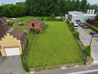 Bent u op zoek naar een ruime bouwgrond op een rustige, groene locatie? Deze mooie bouwgrond van 10 are 16 centiare (1.016 m²) is gelegen in het landelijke en charmante Strijtem en biedt heel wat mogelijkheden voor wie droomt van een vrijstaande woning.

De bouwgrond is geschikt voor open bebouwing, met een indicatieve bouwbreedte van ongeveer 9 meter en een bouwdiepte van circa 12 meter. De bebouwbare oppervlakte bedraagt ongeveer 130 m². Daarnaast is een afzonderlijke garage van circa 3,5 m x 8 m toegestaan.

De verkavelingsaanvraag is momenteel ingediend. De definitieve bouwvoorschriften zijn bijgevolg nog niet beschikbaar en kunnen nog wijzigen. De vermelde afmetingen en mogelijkheden zijn dan ook indicatief.

Dankzij de groene omgeving en het mooie open uitzicht geniet u hier van een aangename, landelijke woonomgeving met veel potentieel om uw droomwoning te realiseren.

Heeft u interesse of wenst u meer informatie over de mogelijkheden? Aarzel dan niet om ons te contacteren voor meer informatie of een bezoek ter plaatse.