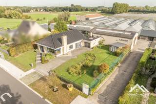 Gerenoveerde woning met 3 slaapkamers, loods EN werkplaats van 330 m2, winkel/magazijnen van 947 m2 ...<br />We vinden hier een uitgelezen kans voor iemand die zoekt naar een combinatie wonen/werken/veel buitenruimte. De bungalow herbergt alle woonvertrekken op het gelijkvloers, en deze stralen allemaal dezelfde klassevolle, tijdloze en rustige sfeer uit. Via de ruime inkomhal (met vestiaire) kom je tot in de grote leefruimte met open keuken. Een groot kookeiland zorgt voor veel kookcomfort, en het landelijke uitzicht door de grote raampartij vooraan de woning brengt de prachtige omgeving binnen in het dagelijks leven binnenshuis. Via een schuifdeur komen we in de gang die de rest van de woning verbindt. Hier vinden we twee mooie slaapkamers en twee ruime badkamers terug. Eentje met een inloopdouche, en eentje waar het absoluut relaxen is in het ligbad. Achter de keuken vinden we een doorgang naar zowel oprit als achtertuin terug, waar een grote vijver en ruim terras zorgen voor een instant vakantiegevoel. De sauna behoort eveneens tot dit mooie plekje. Achter dit alles is er een combinatie van werkplaatsen en opslagruimtes, die allemaal met elkaar verbonden zijn. Toegangen zijn er zowel voor- als achteraan voorzien (inclusief eigen parkeerplaatsen). De laatste troeven zijn gelegen aan de rechterzijde van het geheel : een grote werkplaats/polyvalente ruimte, die verbonden is met een tweede tuingedeelte dat is aangelegd rond een tweede (natuurlijke) vijver. Dit pand biedt bijzonder veel mogelijkheden door de combinatie van verschillende gebouwen. Het is bovendien prachtig gelegen in een heel landelijke omgeving.<br />Inschrijven via mail naar tommy@immo-home.be, geen telefonische inschrijvingen! Volg ons op Fb en Insta. Voor meer info: www.immo-home.be. GRATIS SCHATTING & GRATIS FINANCIEEL ADVIES